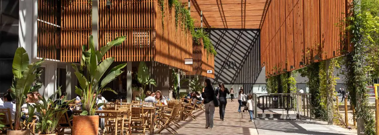 Exteriores ajardinados del coworking en Illa Diagonal Barcelona